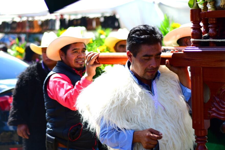 Když budete mít štěstí, můžete potkat náboženské procesí věnované některému ze svatých, třeba Svatému Judovi Tadeáši