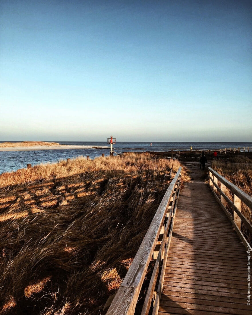 Stralsund: Dřevěná cesta u moře © Getty Images/Stephanie Berkati / EyeEm