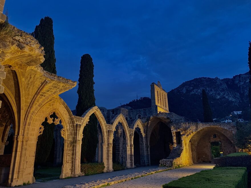 Klášter Bellapais postaven ve 13. století řeholními bratry řádu sv. Augustina. Klášter leží poblíž města Girne.