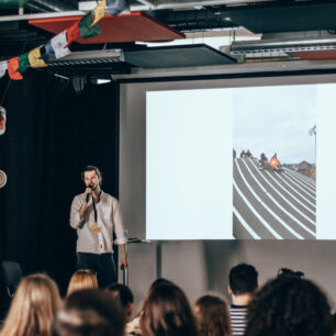 Matěj Kovář přednášející na téma Erasmus. Foto: Terézia Šrobová