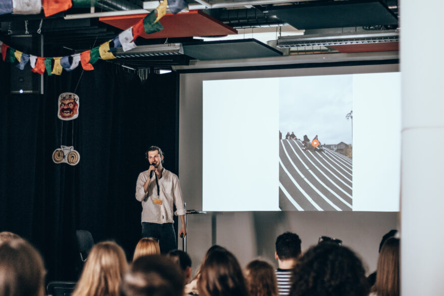 Matěj Kovář přednášející na téma Erasmus. Foto: Terézia Šrobová