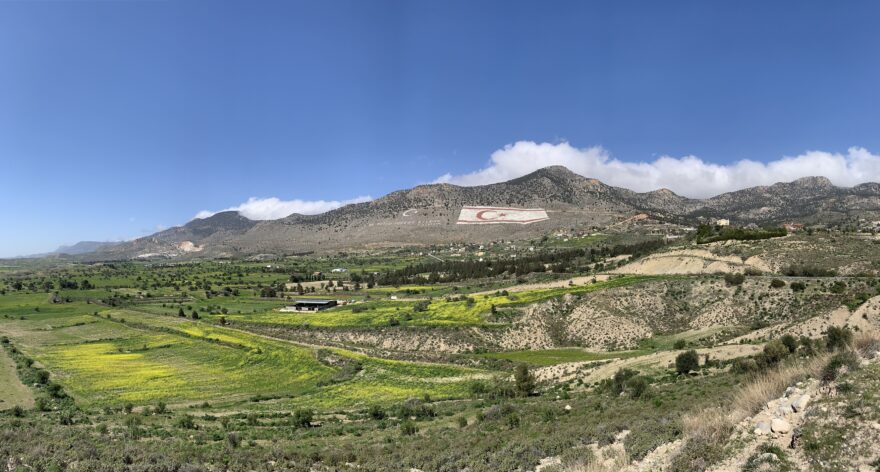 Monumentálnost vlajky ve svahu Beşparmaklar Mountain je dechberoucí.