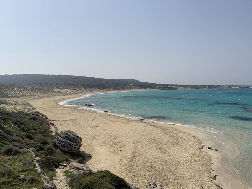 Po celém pobřeží se nacházejí nádherné pláže. Tato nese název Ayfilon beach.