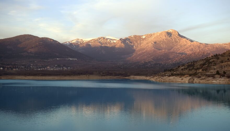 Vodní nádrž a přehrada El Atazar, v pozadí pohoří Guadarrama. Foto: Comunidad Madrid