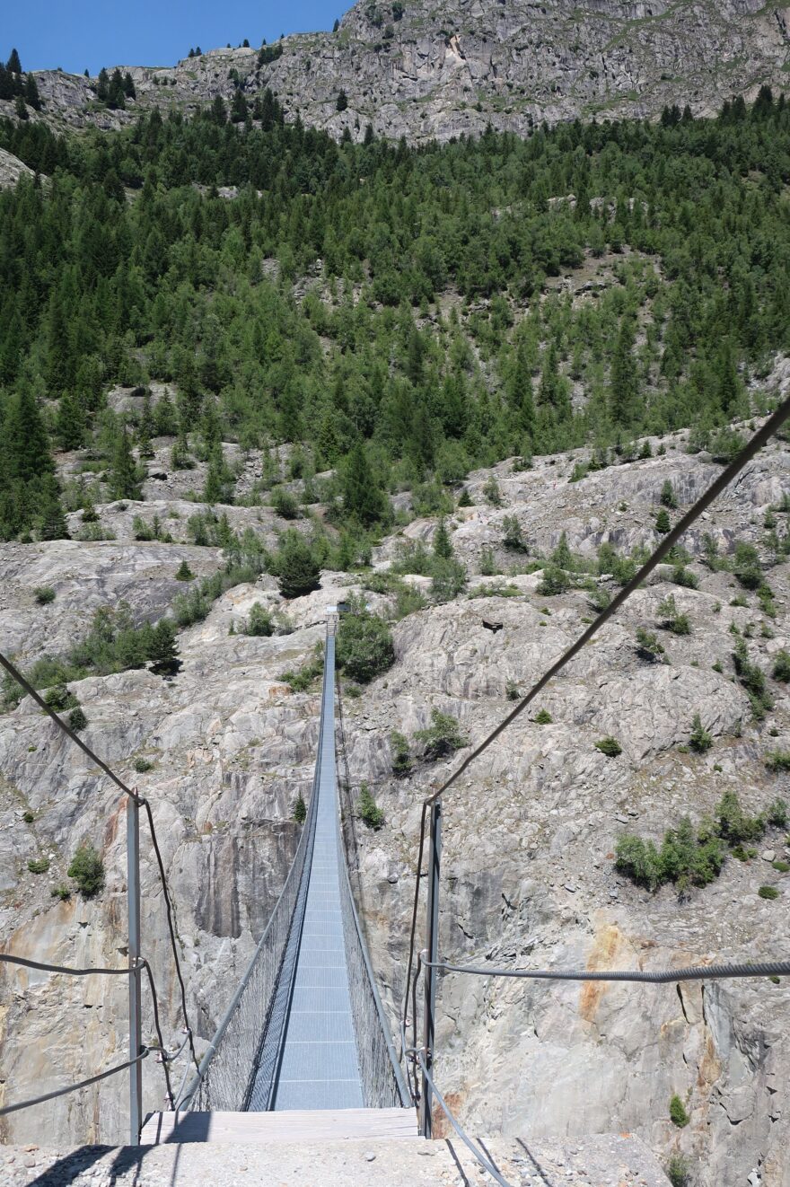 Po visutém mostě k hotelu Belalp 