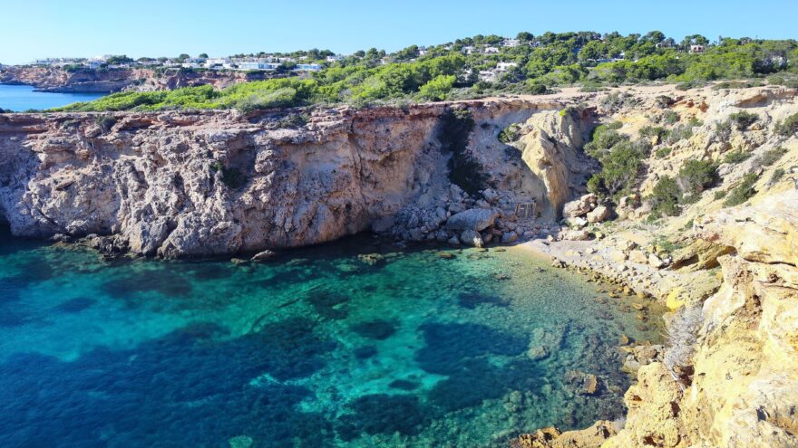 Jedna ze stovek prázdných pláží s průzračnou vodou