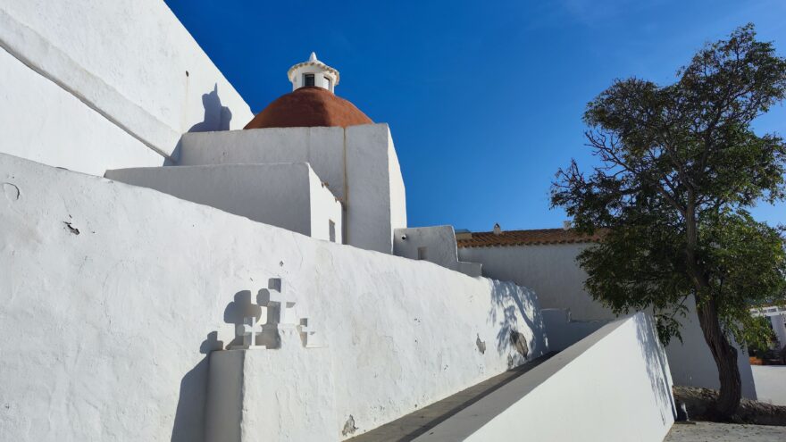 Opevněný kostel v srdci městečka Santa Eulária