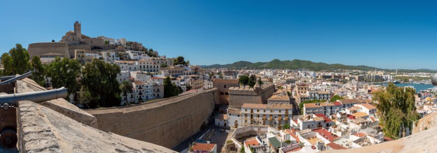 Pohled na hlavní město Eivissa z UNESCEM chráněných renezančních hradeb
