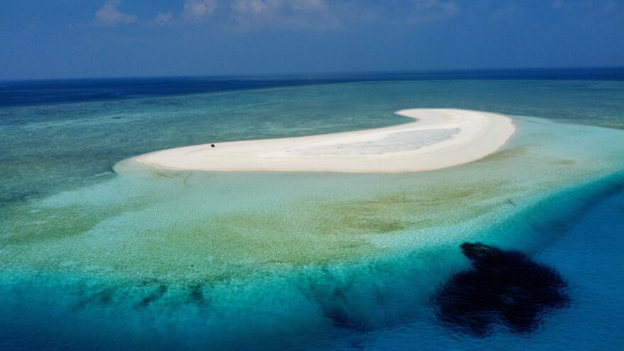 Písečná mělčina „sand bank“ s lagunou a korálovým útesem kousek od ostrůvku Fodhdhoo