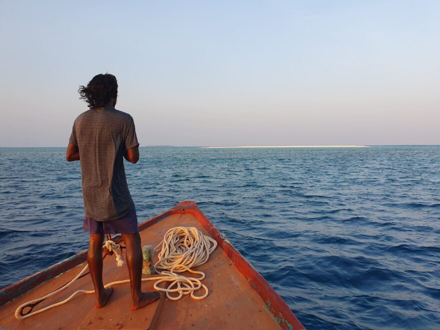 S rybáři na lovu barevných rybek v mořích okolo ostrova Fodhdhoo