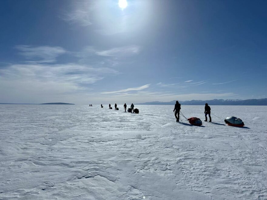 Přechod jezera v Khovsgol v Mongolsku