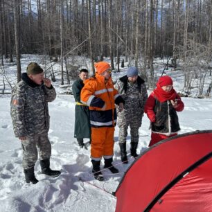 Mongolská záchranná služba čítající 3 vojáky a 3 záchranáře (asi)