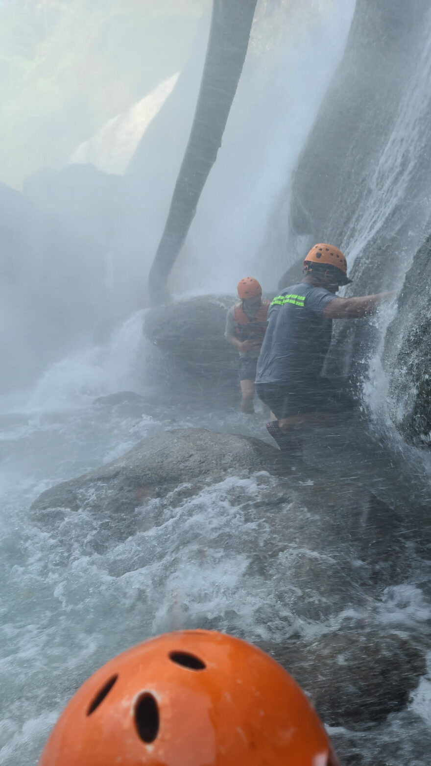 Procházka přímo pod vodopádem Pulhapunzak, bylo to drsný