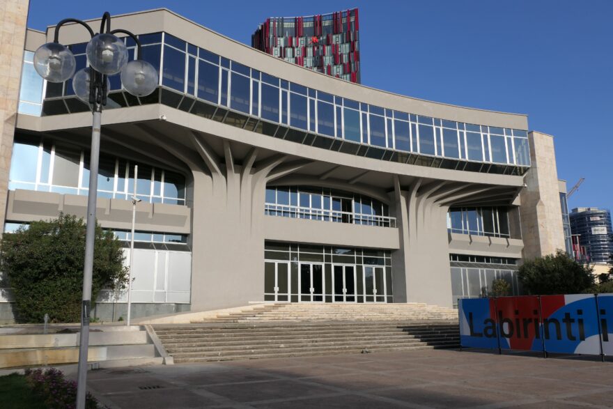 Brutalistická vizáž Kongresového paláce, kde se konaly sjezdy komunistické strany