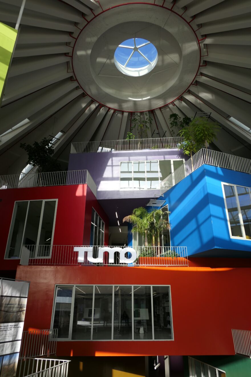 Uvnitř Skleněné pyramidy nikdy neležely ostatky E. Hodži a nyní slouží univerzitě