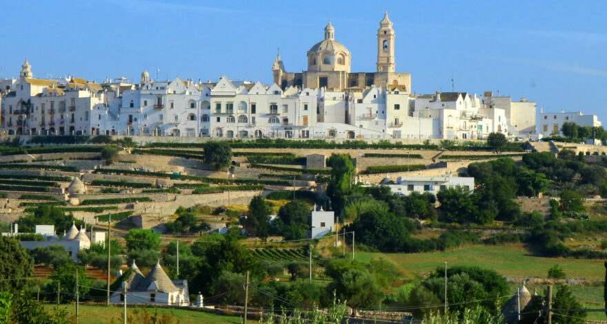 Jako dort z cukrové pěny vypadá Locorotondo, město pyšnící se jedním z nejkrásnějších historických center v celé Itálii