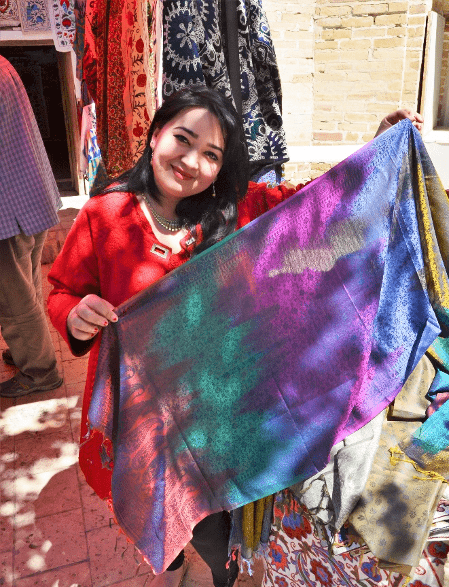 Hedvábné i bavlněné barvené látky najdete v Buchaře na každém kroku. Madrasa Abdulaziz Chána.