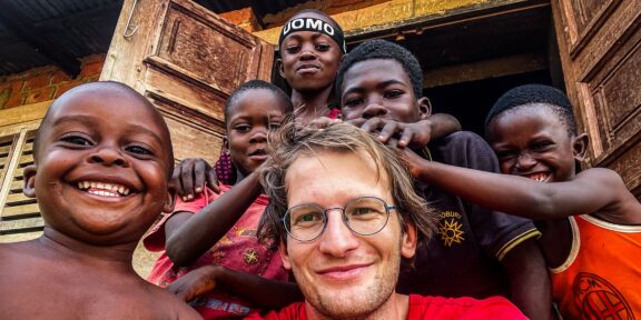 Co je Biškekský průser, nebo Napínavé Ouagadougou? Vtipné historky Tadeáše Šímy