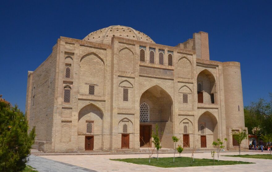 Chánka Nádir Diván Begi (1621), ubytovna pro súfijské poutníky u jezírka Lyabi Hauz