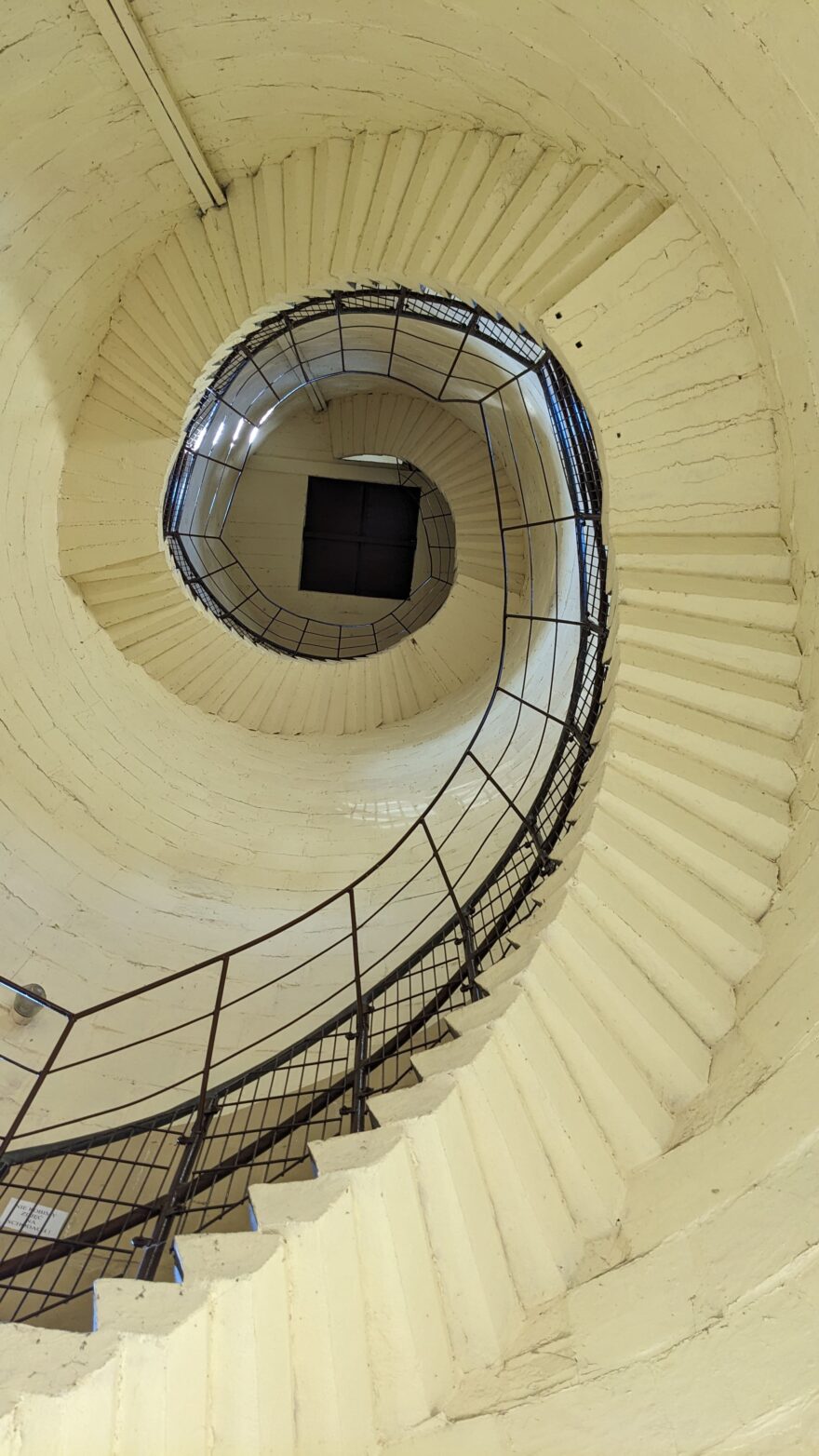 Nezvyklý prostor uvnitř majáku v Krynici Morske. Foto: Ladi Tichá