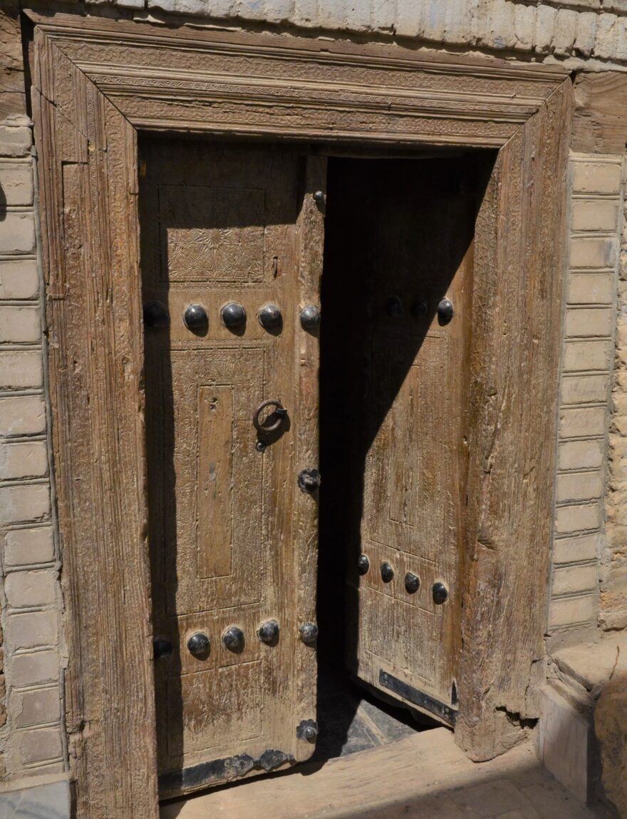 Starobylé dřevěné vyřezávané dveře v uličkách bývalé bucharské židovské čtvrti