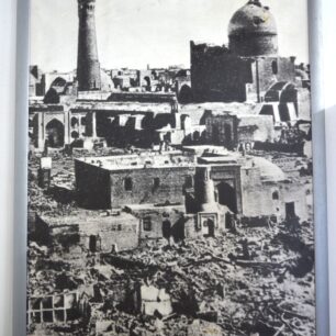 Buchara po bombardování sovětskou armádou v r. 1920, kdy byla zničena velké část starého města, foto v muzeu v pevnosti Ark