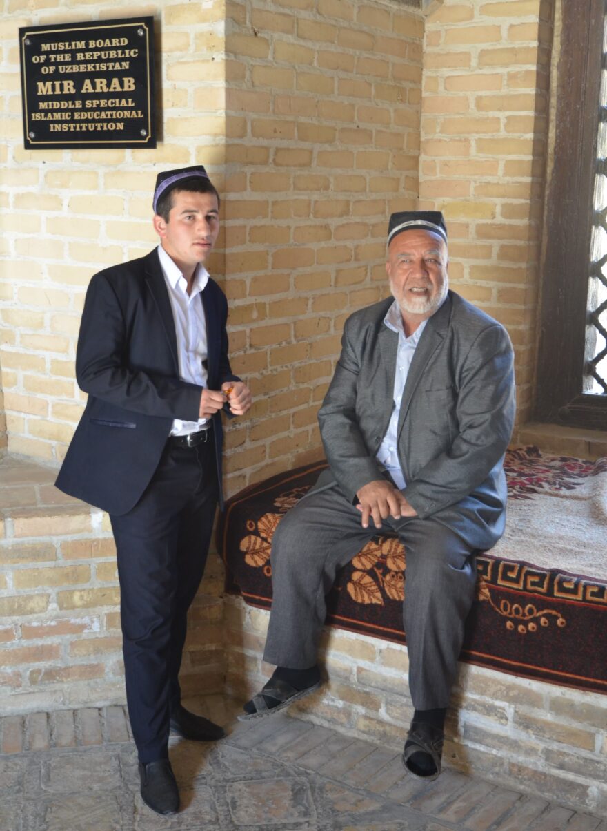 Žák a učitel v islámské škole, medrese, Mír-e-Arab