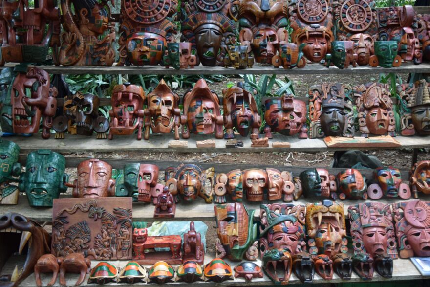 Místní vyřezávají masky přímo na místě