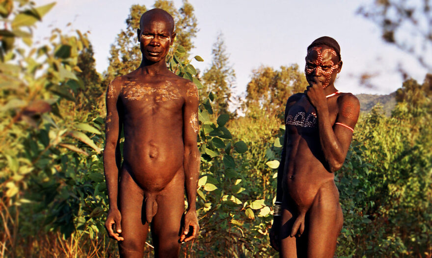 Prořezané rty, skarifikace i deformování lebek. Význam tělesných modifikací u etiopských Mursiů