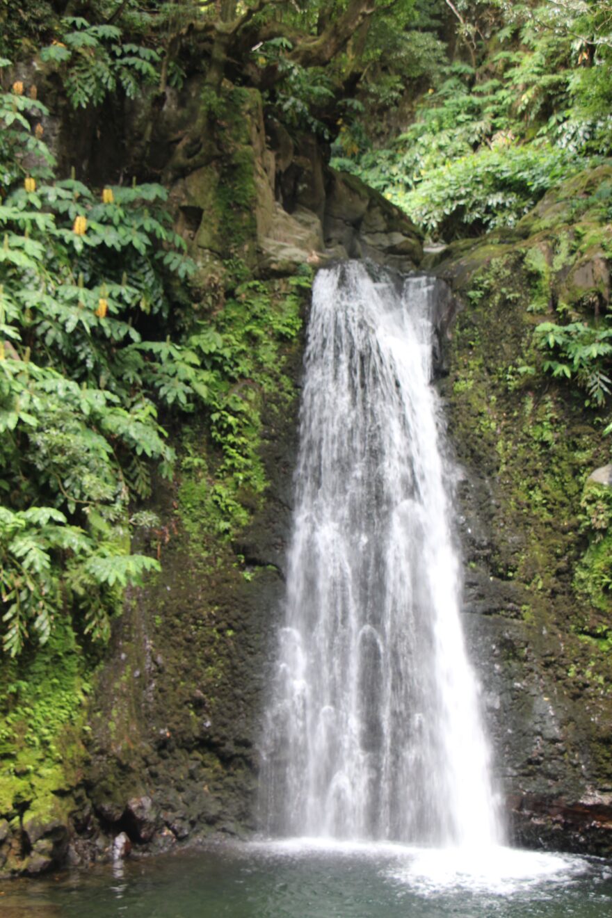 Vděčnou podívanou na Azorech obstarávají vodopády - tento se jmenuje Salto Prego a leží poblíž rybářské obce Faial