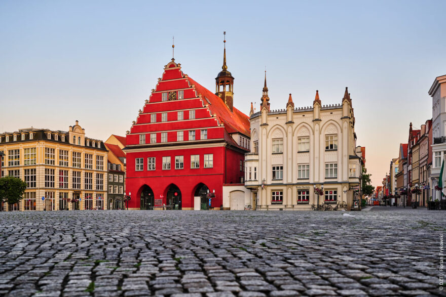 Greifswald: Náměstí Marktplatz s radnicí © DZT/Florian Trykowski