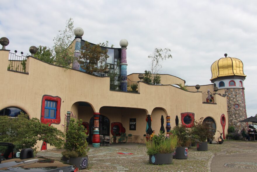 Hundertwasserova tržnice ve švýcarském Staadu byla jeho posledním dílem
