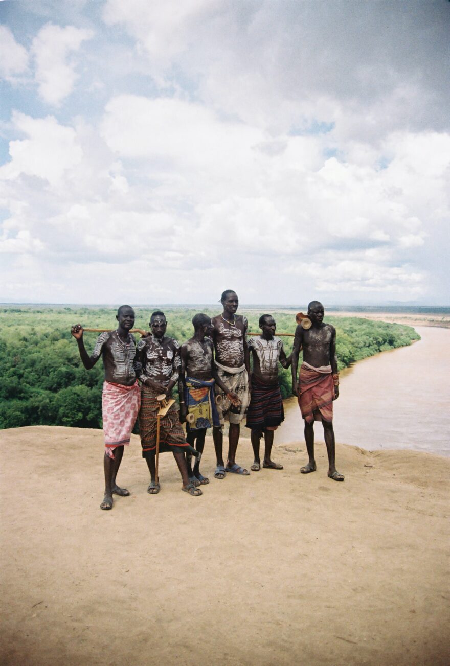 Fotografická exhibice mužů z kmene Karo.