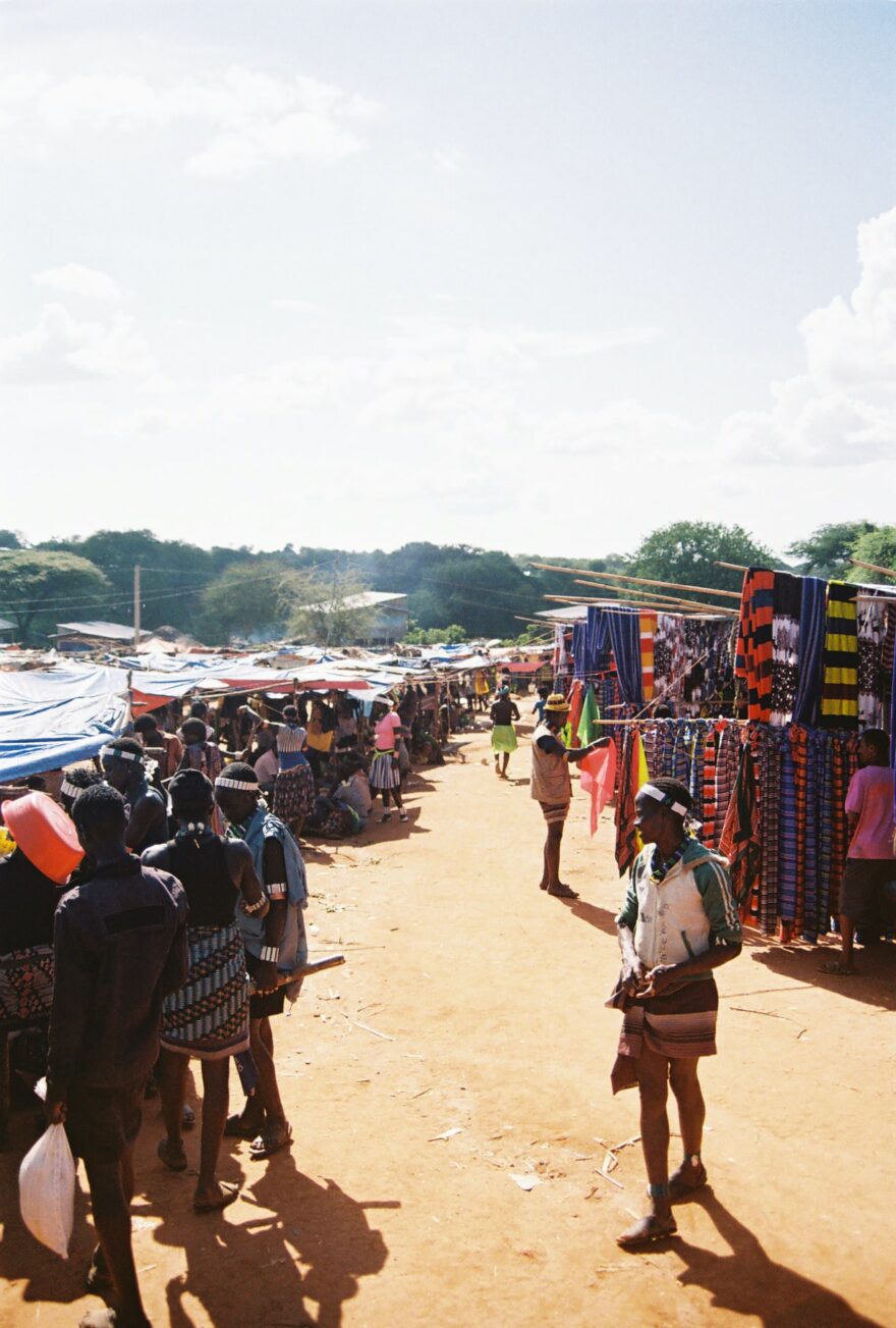 Na trh místní lidé cestují i několik hodin. Cílem je většinou nakoupit nebo provést barterový obchod.