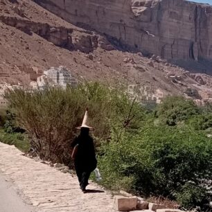 Ženy se špičatými klobouky můžete vidět jen v Jemenu - v části Hadramaut