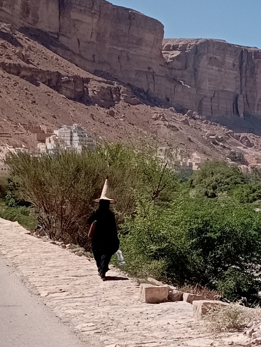 Ženy se špičatými klobouky můžete vidět jen v Jemenu - v části Hadramaut