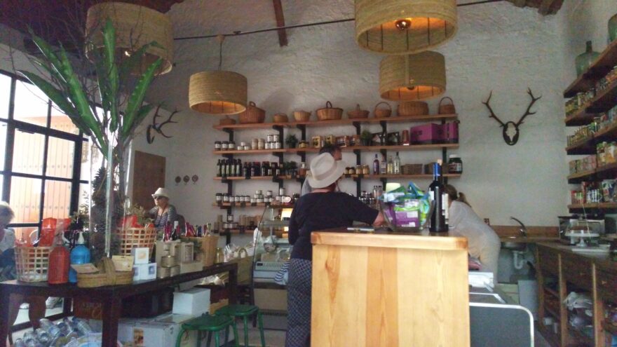 Alarcón - skvělé občerstvení, bar a prodejna. Foto: Zuzana Churanová