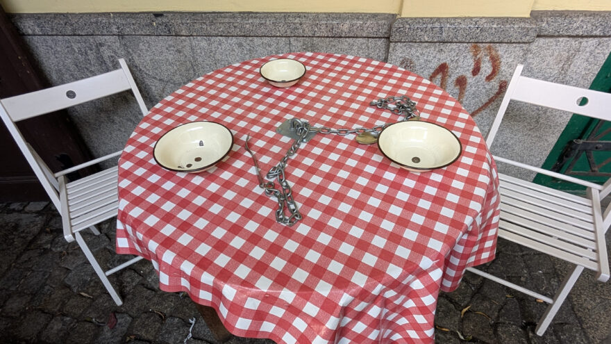 Odkaz na polskou satirickou komedii Maskot