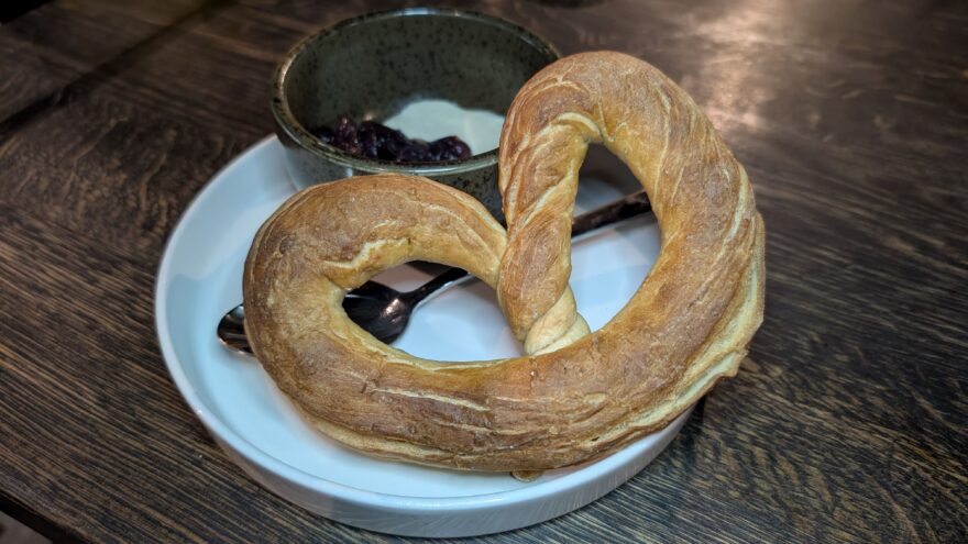 Preclík s cibulkou a dipem v pivovaru Browar Stu Mostów