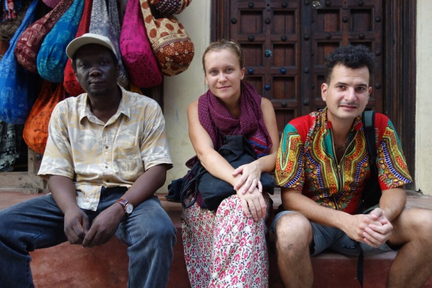 Autor článku s manželkou a výtvarníkem Ausi Hamza. Foto: Jan Prokeš