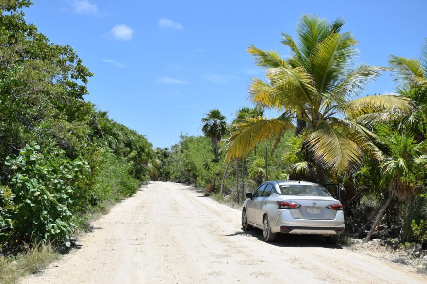 S prašnou cestou, průjezdnou jen s určitou dávkou šílenství, či dobrým autem