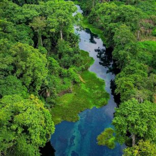 Průzračná krasová Modrá řeka z ptačí perspektivy