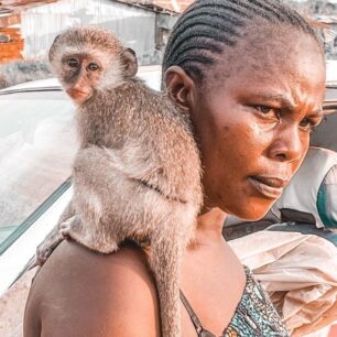 Paní máma se svým domácím mazlíčkem