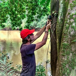 Proces instalace fotopastí na břehu řeky, kde se vyskytují vzácné druhy ohrožených zvířat