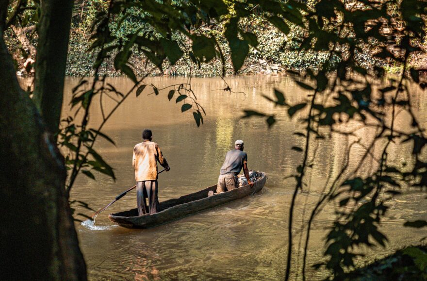 Rybáři a lovci říčních krevet na řece Leboulou