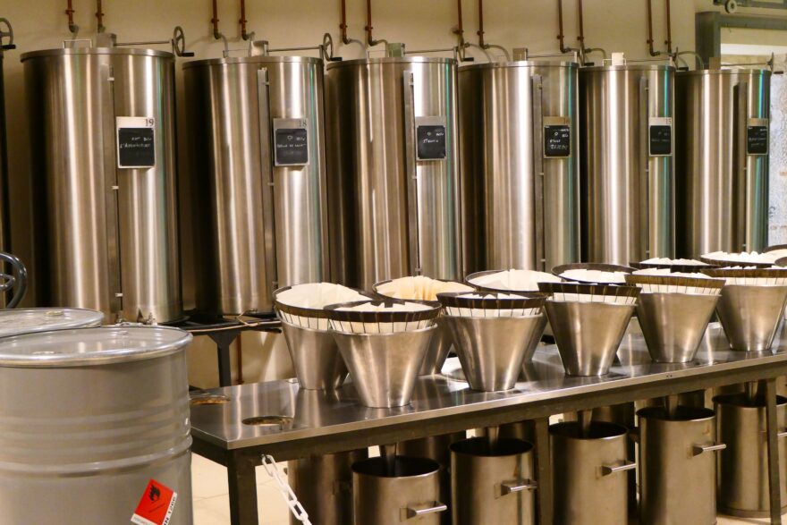 Grasse - moderní destilační stroje firmy Fragonard