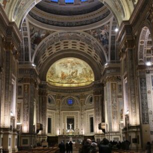 Impozantní prostory renesanční baziliky sv. Ondřeje v Mantově