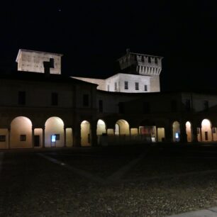 Největší nádvoří gonzagovské rezidence s gotickým hradem sv. Jiří