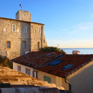 Pohled přes antibeské střechy směrem k hradu Grimaldi s Picassovým muzeem