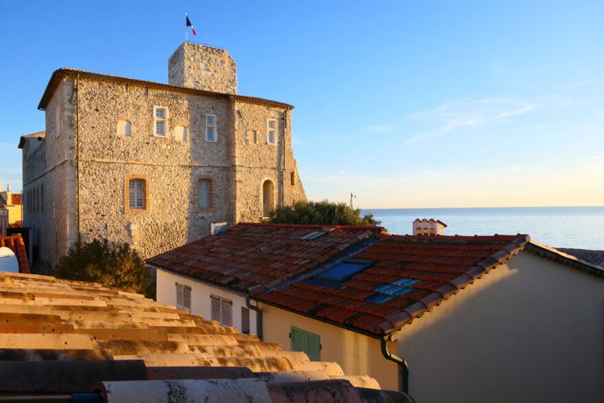 Pohled přes antibeské střechy směrem k hradu Grimaldi s Picassovým muzeem